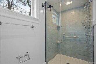 74 Montauk Hwy in Southampton, NY - Building Photo - Building Photo