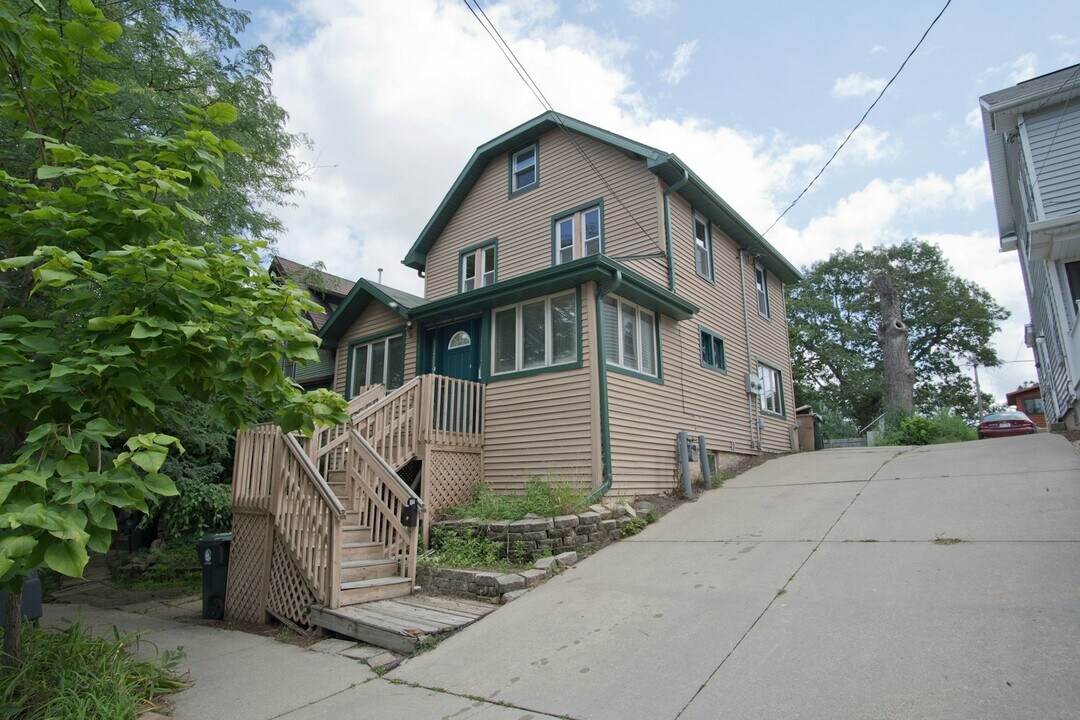 135 Division St in Madison, WI - Building Photo