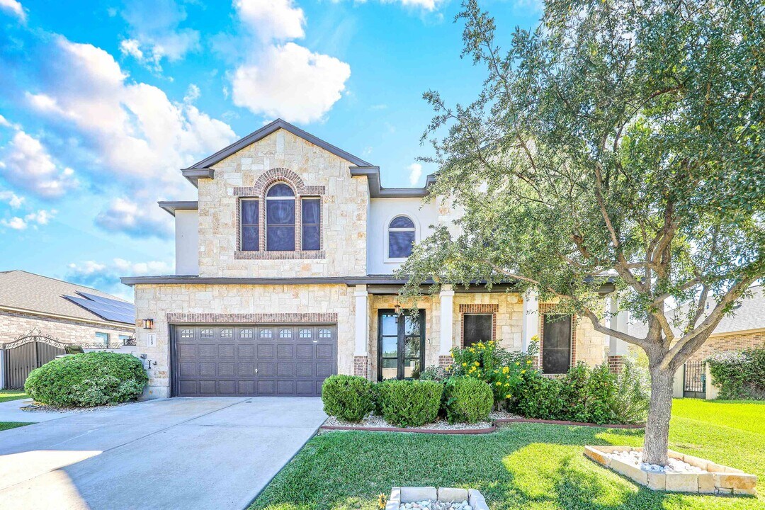 115 Coahuila Loop in Laredo, TX - Building Photo