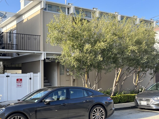 300 Ruby Ave, Unit 2 in Newport Beach, CA - Building Photo - Building Photo