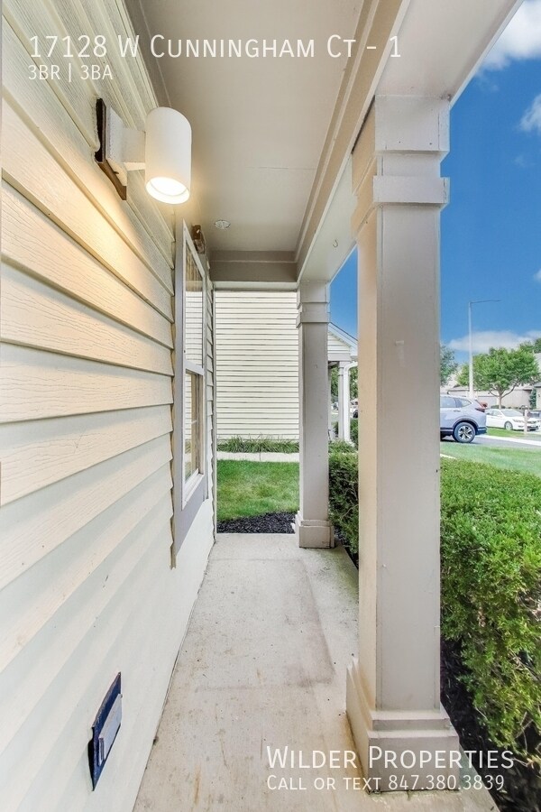 17128 W Cunningham Ct in Libertyville, IL - Building Photo - Building Photo