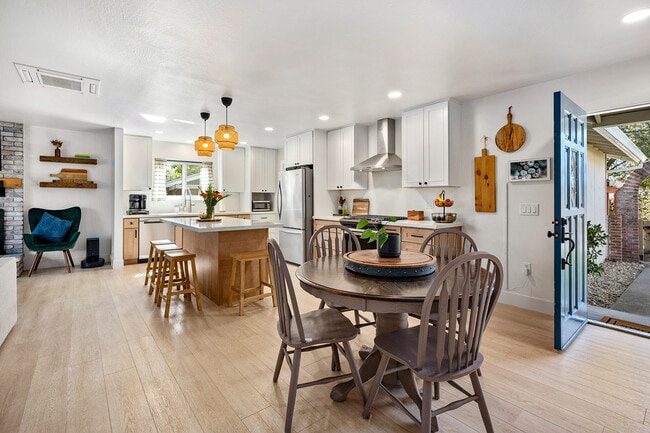 199 Bailhache Ave in Healdsburg, CA - Building Photo - Building Photo