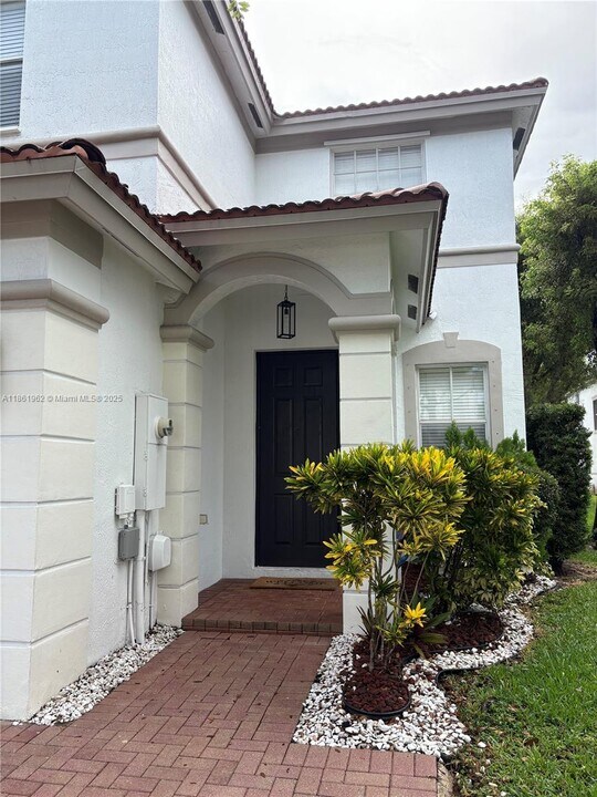 8108 NW 108th Ct in Doral, FL - Building Photo