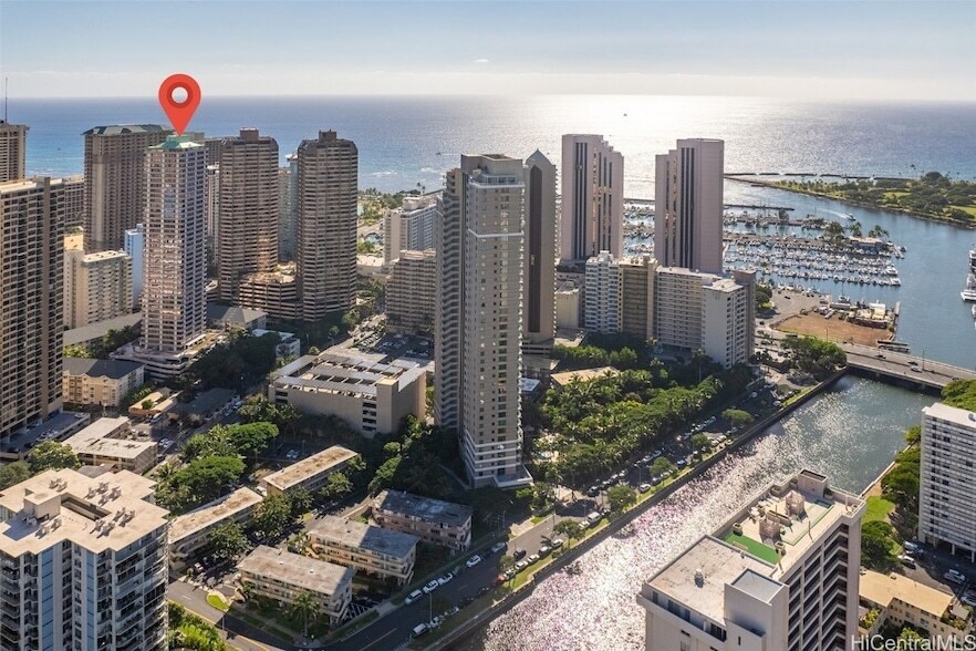 343 Hobron Ln, Unit 1-322 in Honolulu, HI - Building Photo