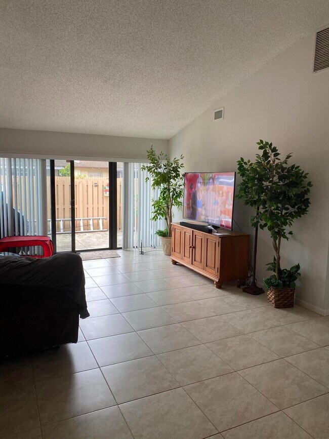 7544 Nova Dr-Unit -23 in Davie, FL - Building Photo - Building Photo