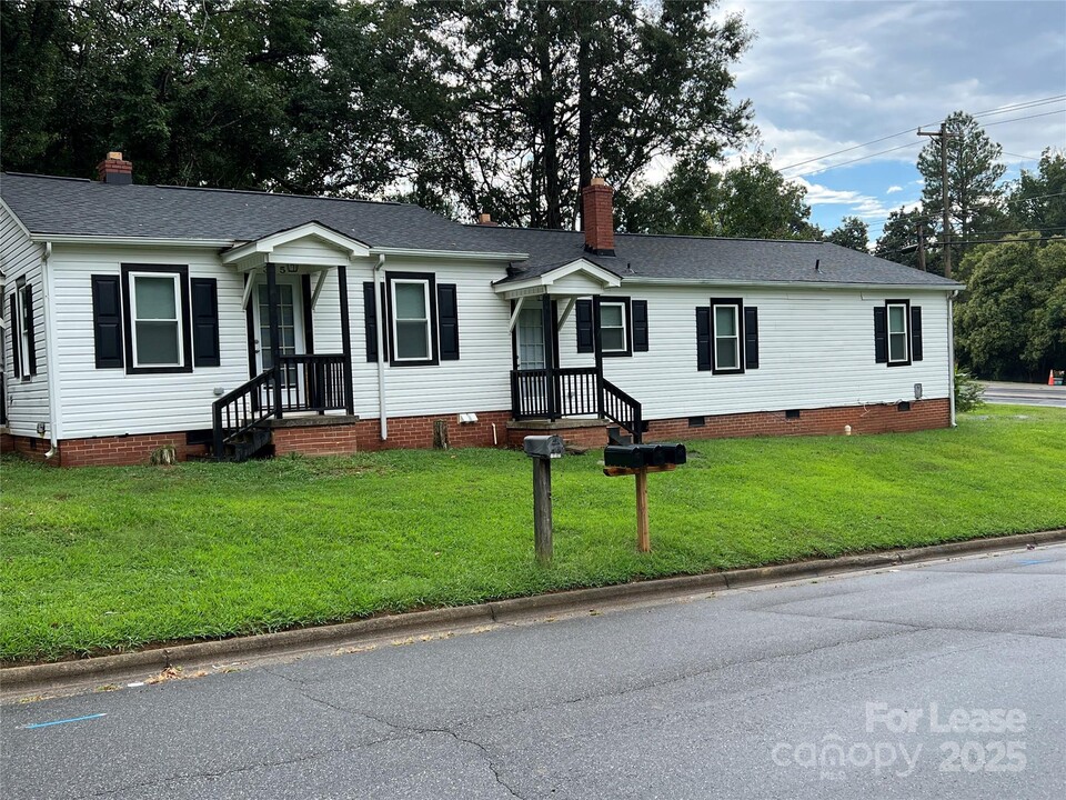 623 W Iredell Ave in Mooresville, NC - Building Photo