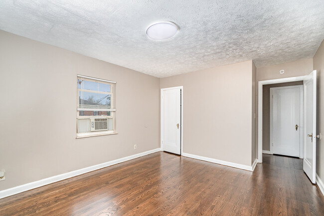 5130 Reading Rd, Unit Huge 3 bedroom in Cincinnati, OH - Foto de edificio - Building Photo