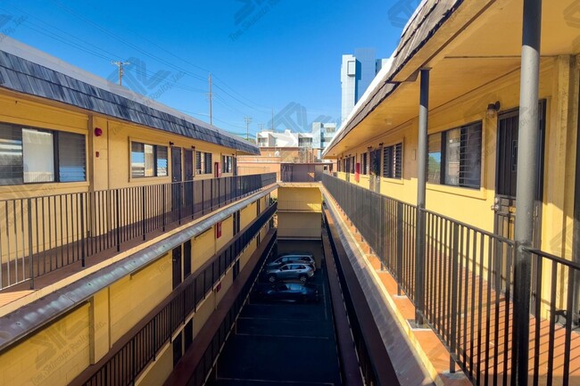 3003 Ala Napuaa Pl in Honolulu, HI - Building Photo - Building Photo