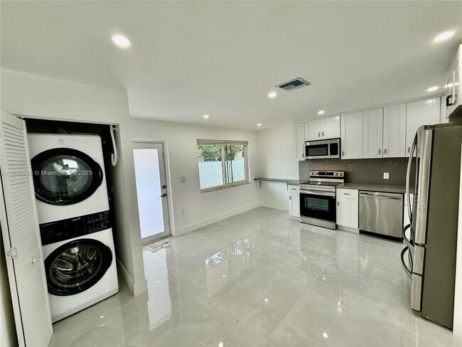 2885 NW 56th St in Miami, FL - Foto de edificio - Building Photo