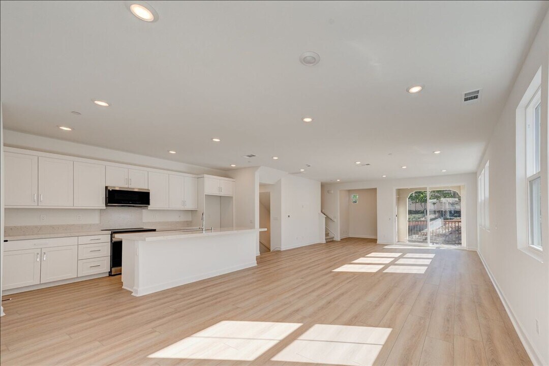 1202 Mountain Laurel Rd in San Marcos, CA - Foto de edificio