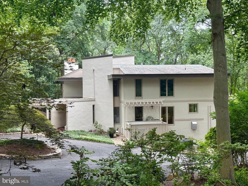 1325 Darnall Dr in McLean, VA - Building Photo