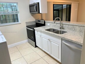 6731 Kingsmoor Way in Hialeah, FL - Building Photo - Building Photo