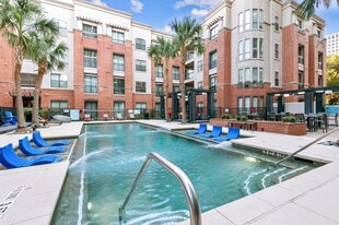 Metropole in Houston, TX - Building Photo