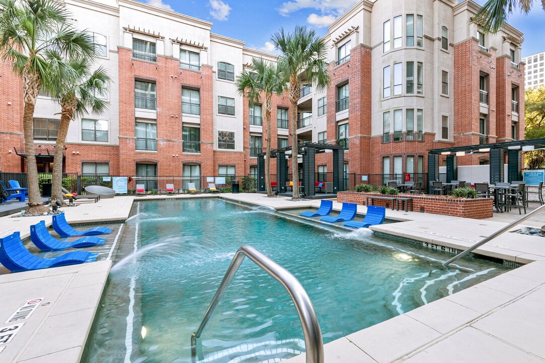 Metropole in Houston, TX - Building Photo