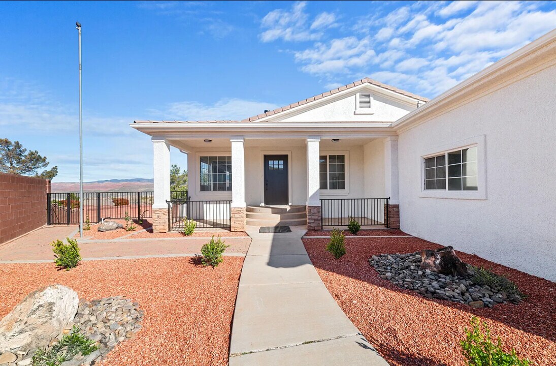 2280 W Vista Ct in Hurricane, UT - Building Photo