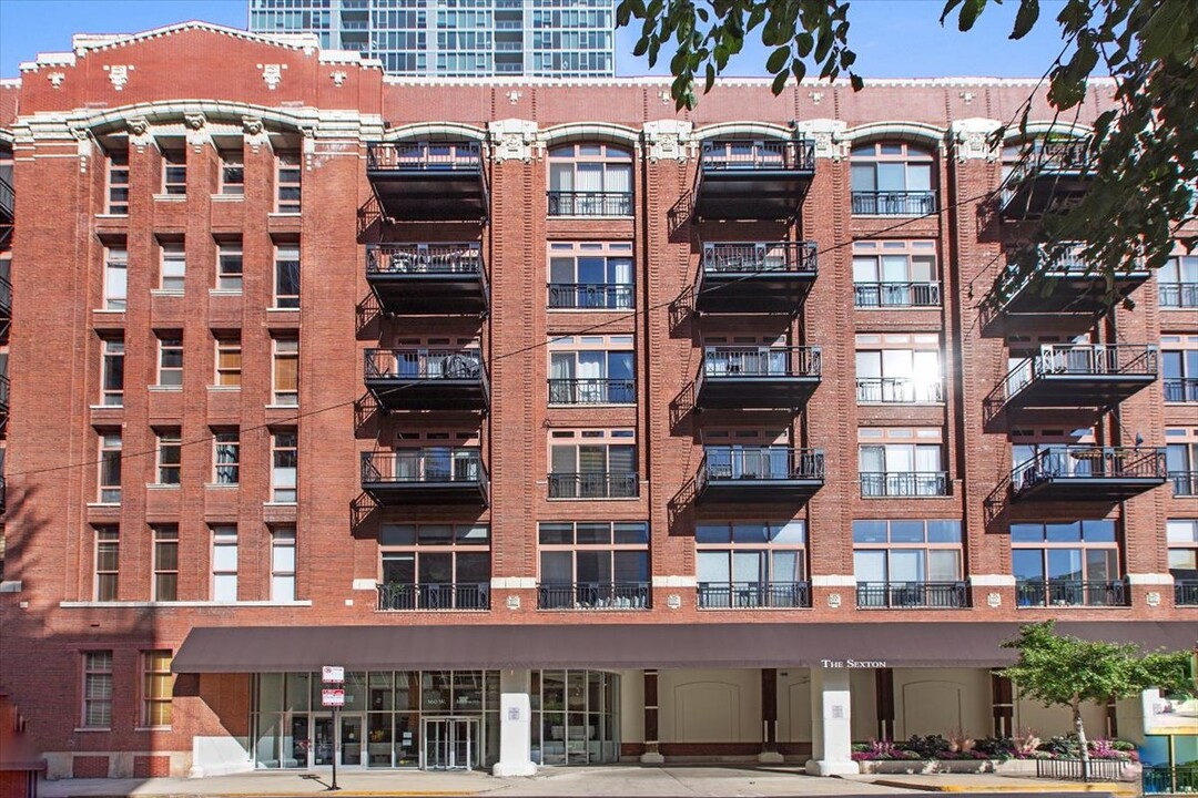 360 W Illinois St, Unit 10C in Chicago, IL - Building Photo