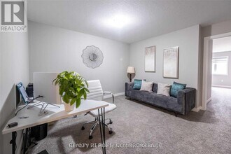 915 Robert Ferrie Dr in Kitchener, ON - Building Photo - Building Photo