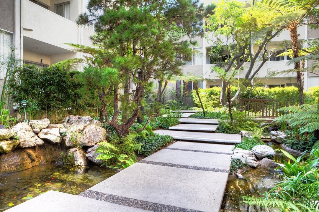 Sunset Barrington Gardens in Los Angeles, CA - Foto de edificio
