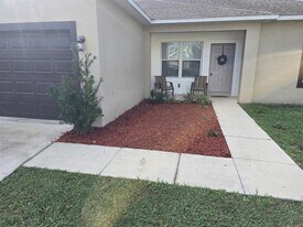 628 Basingstoke Ct in Poinciana, FL - Building Photo
