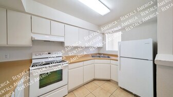 1360 N Riverview Blvd in Tucson, AZ - Building Photo