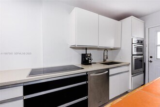 525 Meridian Ave in Miami Beach, FL - Building Photo - Building Photo