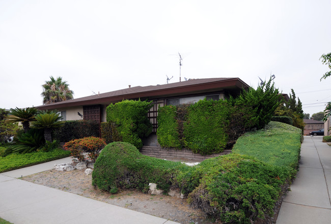 3842 S Bronson Ave in Los Angeles, CA - Building Photo - Building Photo