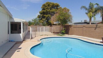 4008 W Davidson Ln in Phoenix, AZ - Building Photo