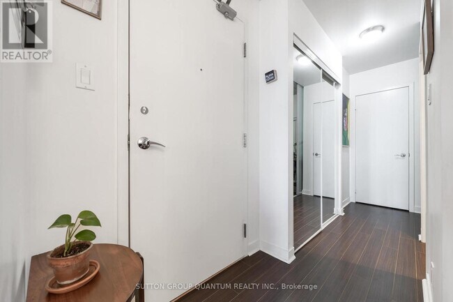 127-1127 Queen St E in Toronto, ON - Building Photo - Building Photo