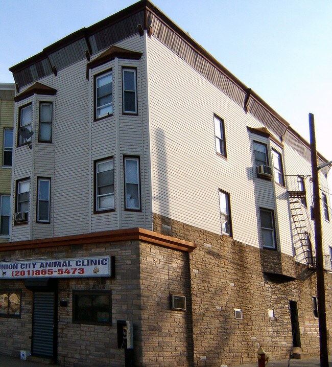 600 Kennedy Blvd in Union City, NJ - Foto de edificio - Building Photo