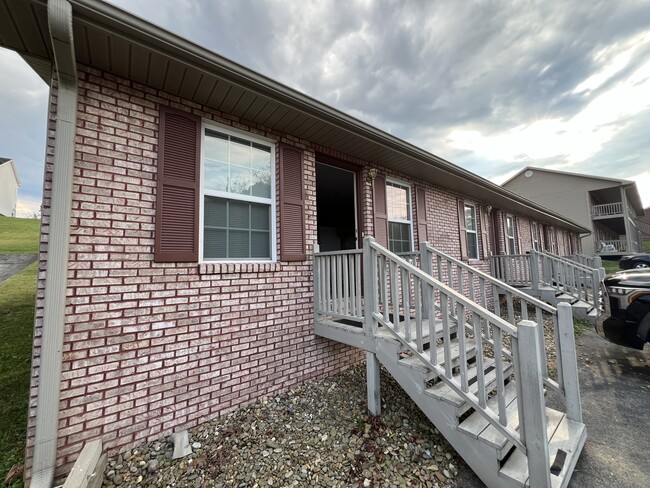 547 S Old Sevierville Pike, Unit 1 in Seymour, TN - Foto de edificio - Building Photo