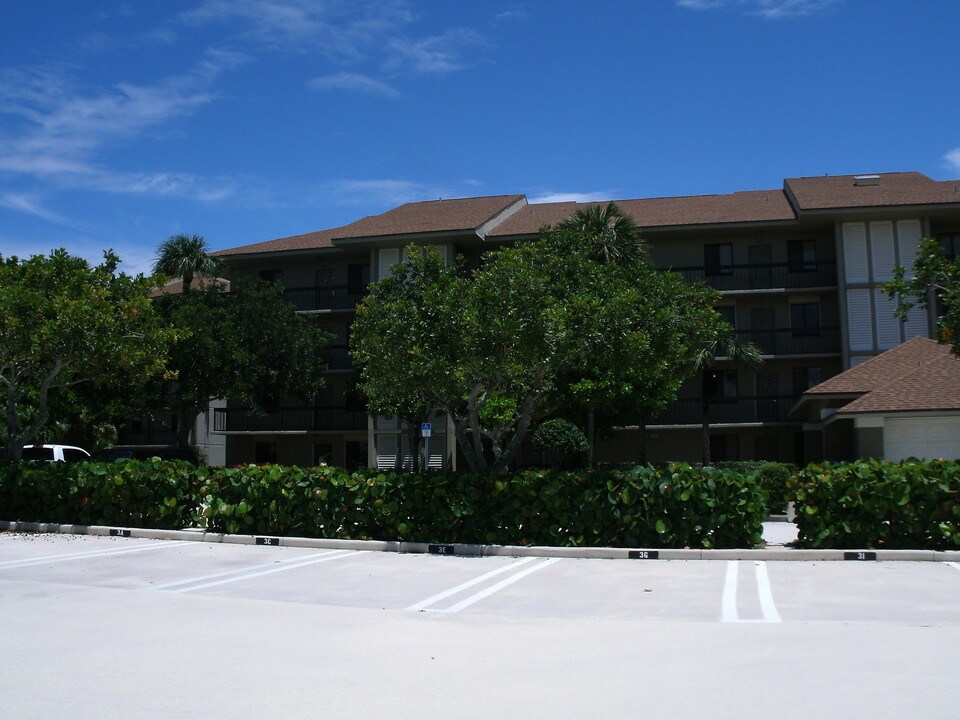301 S Seas Dr-Unit -301 in Jupiter, FL - Building Photo