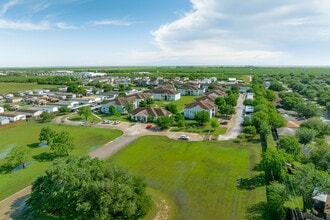 Point Royale in Victoria, TX - Foto de edificio - Building Photo