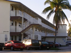 Silverado Apartments in Miami, FL - Building Photo - Building Photo