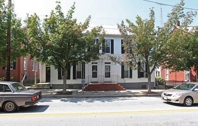 156-158 E Main St in Westminster, MD - Foto de edificio - Building Photo