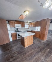 27 Village Ct in Mediapolis, IA - Building Photo