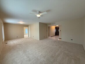 810 W Lakeside Plaza in Hoffman Estates, IL - Building Photo - Building Photo