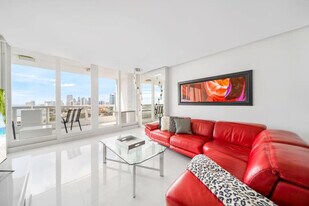 1717 N Bayshore Dr in Miami, FL - Building Photo