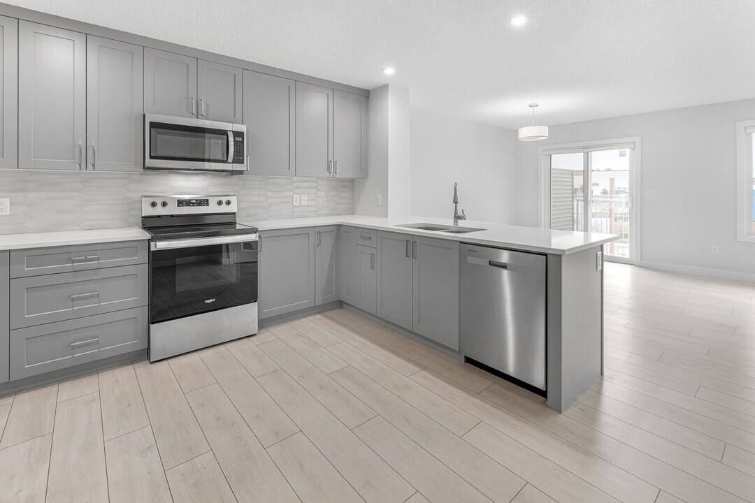 1439 Cherniak Way SW in Edmonton, AB - Building Photo