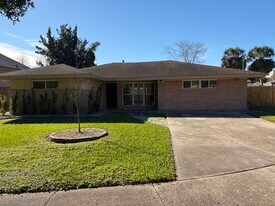 6034 Chamberlain Dr in New Orleans, LA - Building Photo