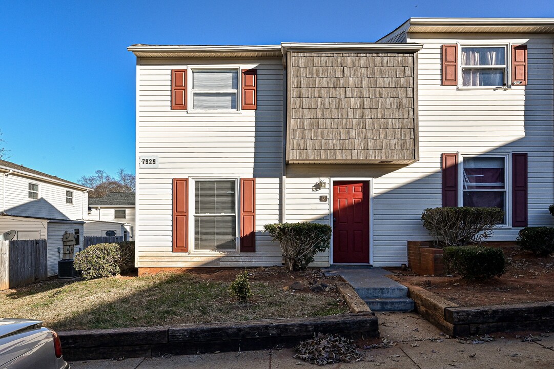 7929 Shady Oak Trail in Charlotte, NC - Building Photo