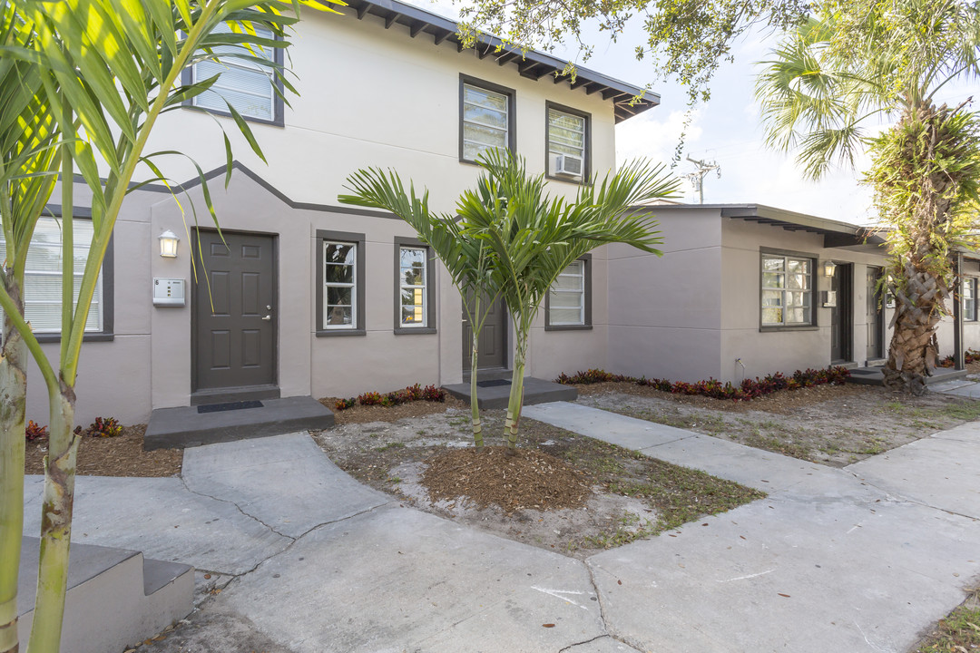 Poinsettia Place Apartments in West Palm Beach, FL - Building Photo