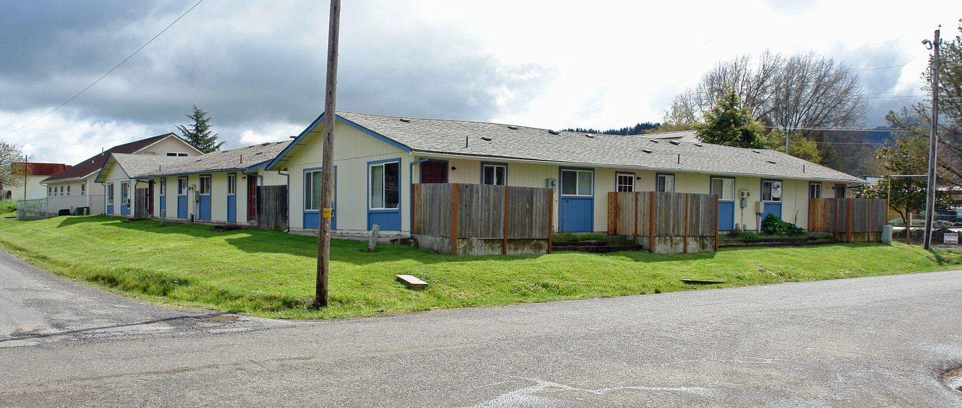 103 N Willamette St in Sutherlin, OR - Building Photo