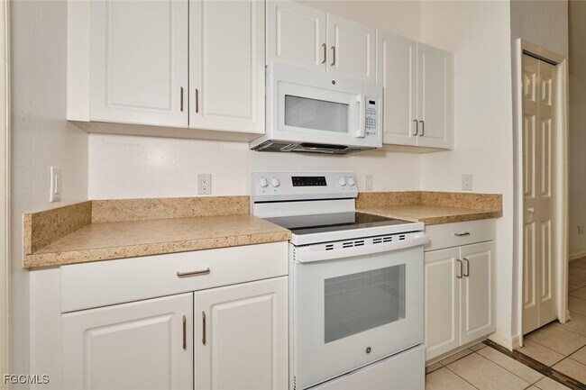 3825 Hollycrest St in Ft. Myers, FL - Building Photo - Building Photo