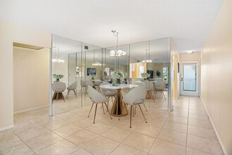 2802 Victoria Way, Unit F4 in Coconut Creek, FL - Building Photo - Building Photo