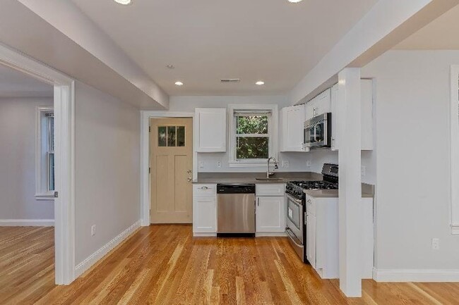 723 Parker St, Unit T in Boston, MA - Foto de edificio - Building Photo