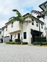 8253 NW 47th Ln in Doral, FL - Building Photo