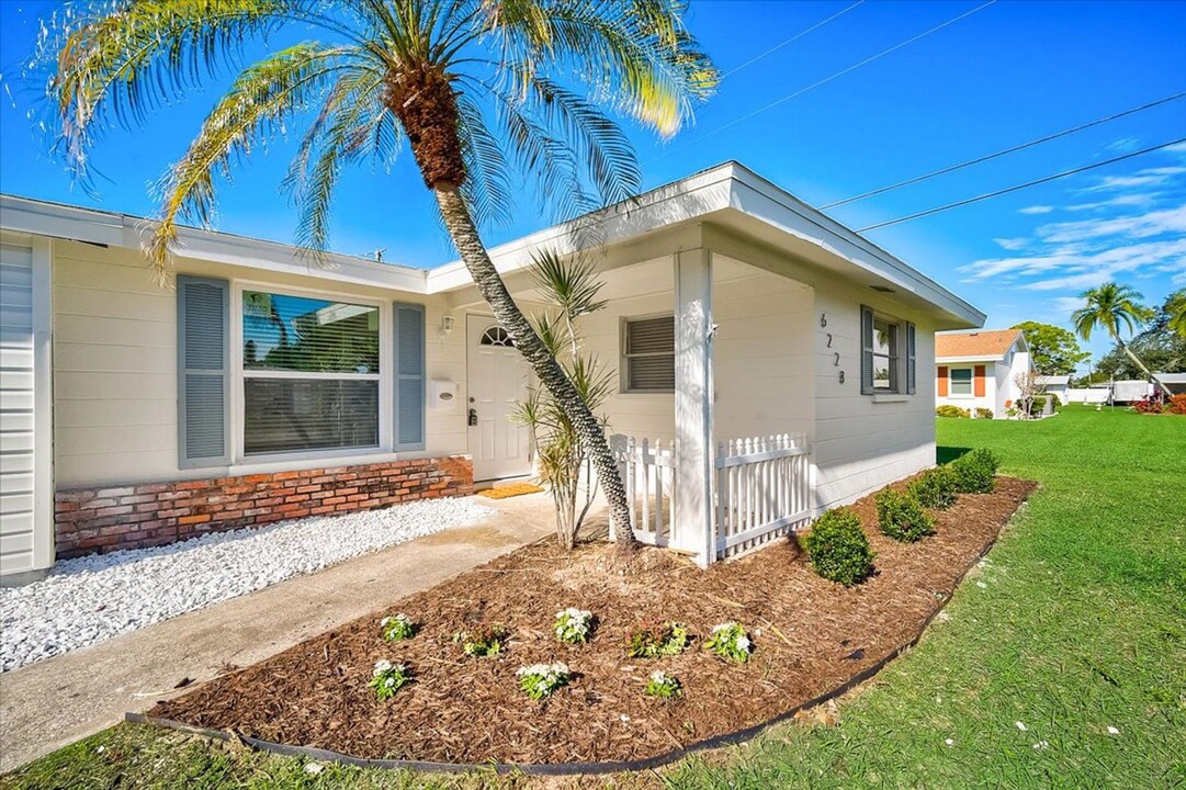 6228 Fordham Pl in Bradenton, FL - Building Photo