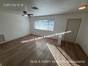 7499 7th St N in St. Petersburg, FL - Building Photo - Building Photo