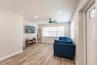 3241 Crestwood Dr in Port Charlotte, FL - Foto de edificio - Building Photo