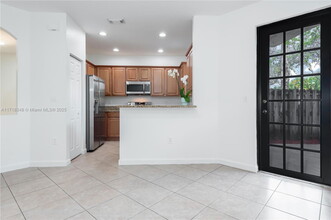 10261 NW 32nd Terrace in Doral, FL - Foto de edificio - Building Photo